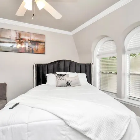 Stunning Private Room In Town Home